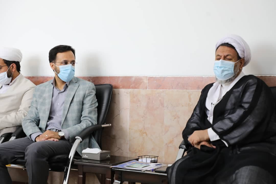 نماینده ولی فقیه در استان کرمان: ابزار هنر در جهاد تبیین بسیار اثرگذار است/ دست هنرمند انقلابی را باید بوسید