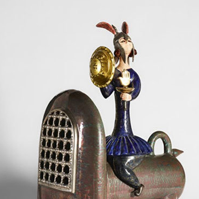 وقتی زنان بر بال مجسمهها سوار میشوند، این یک نقد اجتماعی است