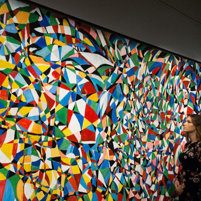 بازتاب مصرع «آنان که غنی‌ترند، محتاج‌ترند» در عرصه هنر